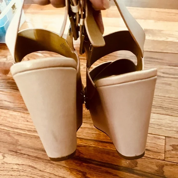 Marc Fisher Wedges - Picture 2 of 6